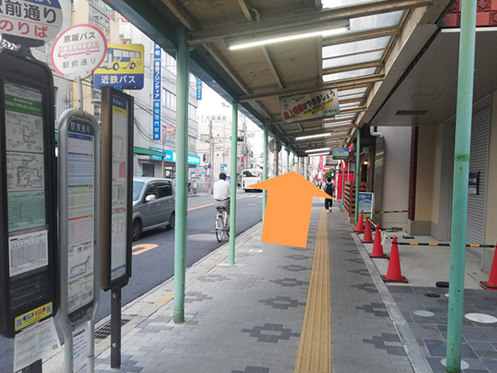 ④後はまっすぐ進むのみです。駅前通り・茨木市役所前のバス停を通過します。市役所を過ぎればあと半分です。