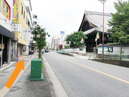 ⑥大屋根が特徴の寺院が右手に見えたらもうすぐです。